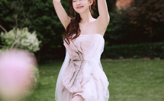 赵露思新造型出圈!示范如何将抹胸裙穿出”不费力时尚感”?