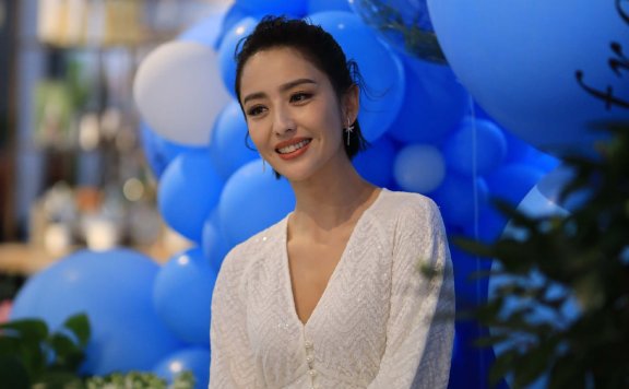 38岁佟丽娅美过24岁？开叉裙穿出少女感的3个心机密码