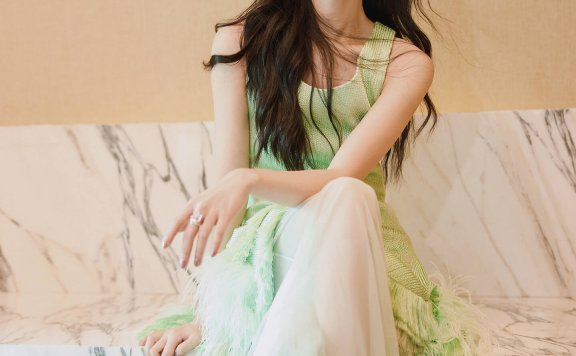 倪妮绿色长裙穿搭 春意满满