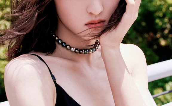 张子枫把暗黑美学玩透了!一袭露背黑裙惊现致命腰臀比:00后拽妹都开始文艺复兴了?