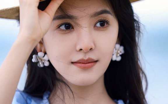 章若楠把海边玩成T台!浅蓝吊带裙杀疯热搜:原来氧气感才是顶流密码