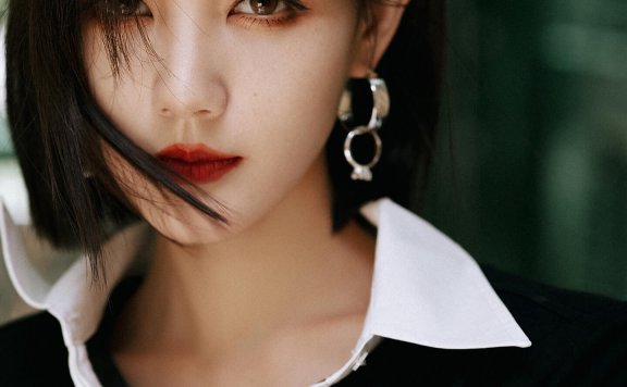 李一桐「黑白密码」惊艳出圈:无龄感穿搭如何打破「经典=老气」魔咒?