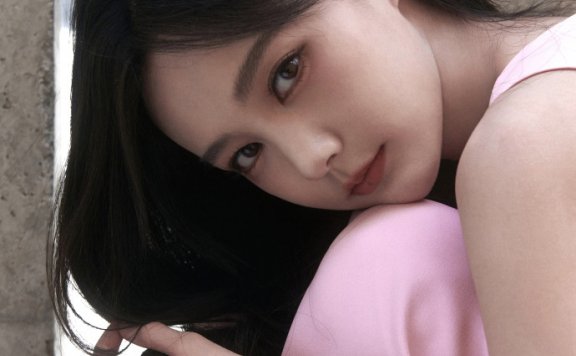 李一桐粉色逆袭杀疯了!32岁穿出满屏少女感,全靠这3条反套路?