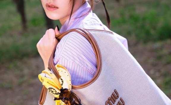 赵今麦拍MIU MIU森林系时尚写真 甜美动人