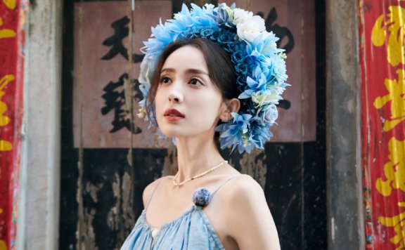 古力娜扎教科书级夏日穿搭！3个心机把蓝天白云穿出高段位时髦感