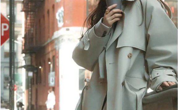 刘诗诗带火了一种穿搭,叫作“风衣+半高领”,又美又飒太有型!