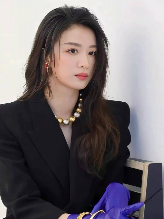 王楚然黑色西装搭配紫手套气场全开,时尚感爆棚太吸睛