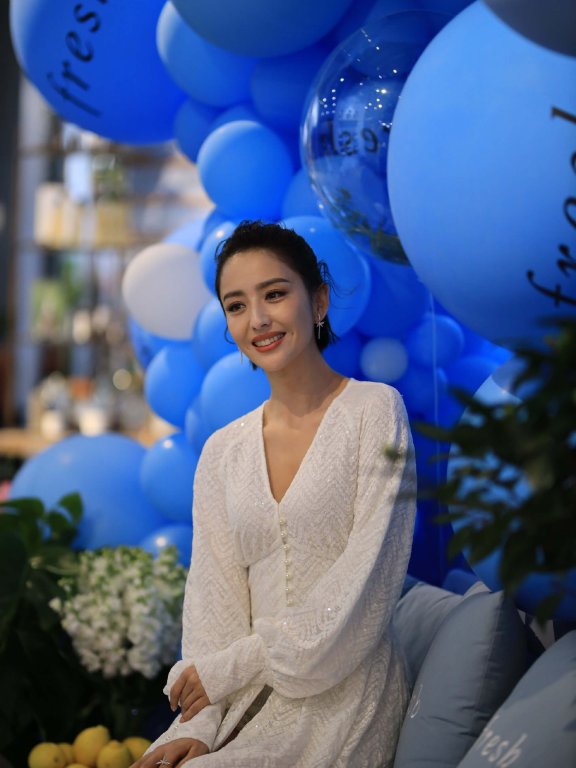 38岁佟丽娅美过24岁?开叉裙穿出少女感的3个心机密码