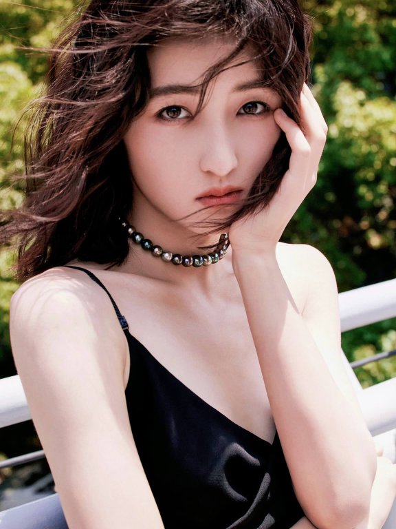 张子枫把暗黑美学玩透了!一袭露背黑裙惊现致命腰臀比:00后拽妹都开始文艺复兴了?