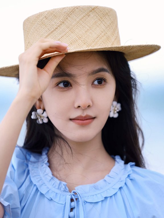 章若楠把海边玩成T台!浅蓝吊带裙杀疯热搜:原来氧气感才是顶流密码
