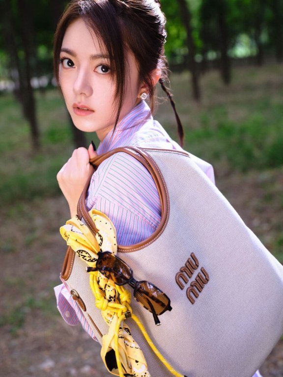 赵今麦拍MIU MIU森林系时尚写真 甜美动人