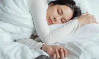 总是越睡越累，选对睡姿很重要