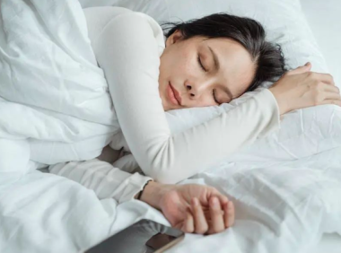 总是越睡越累，选对睡姿很重要