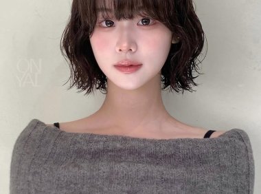 跟着Nana解锁矛盾美学穿搭法则:如何用1厘米发尾撬动整个时髦体系?