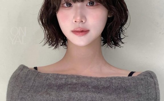 跟着Nana解锁矛盾美学穿搭法则:如何用1厘米发尾撬动整个时髦体系?