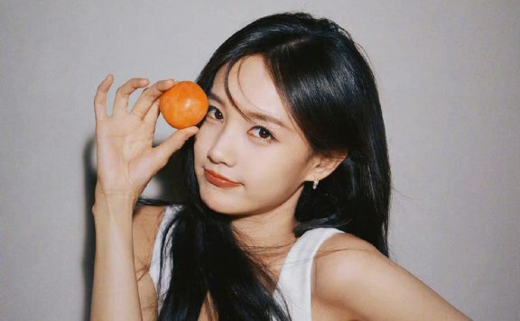 李一桐4月最新美照,眼弯弯嘴角也弯弯笑起来太美了