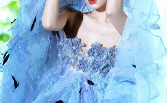 古力娜扎蓝纱魅影 抹胸长裙性感撩人