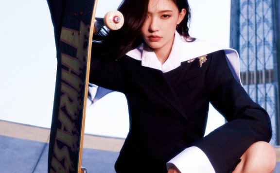 林允踏风滑板时尚封面大片