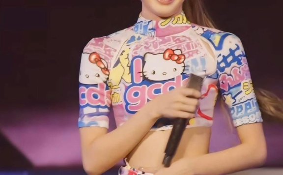 Coachella时尚教科书:Lisa铁刘海解锁新姿势!解析顶流女王的13套风暴穿搭秘籍