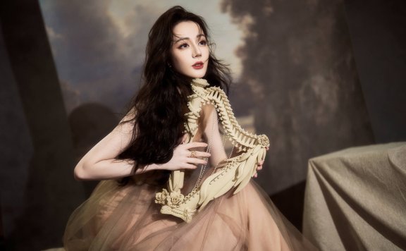 迪丽热巴金色长裙+波浪长发,打破常规的随性美