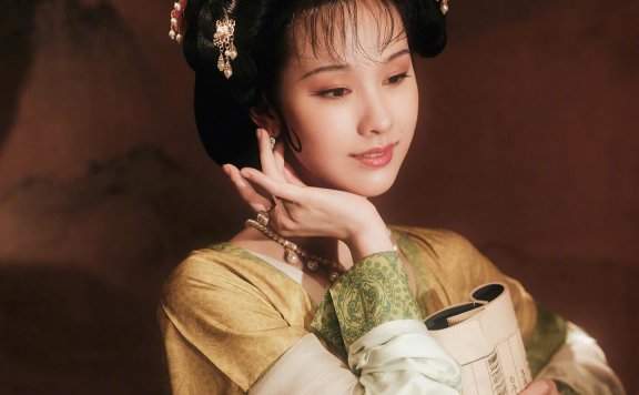 陈都灵古风造型爆火背后：3个普通人秒变”古典美人”的穿搭密码