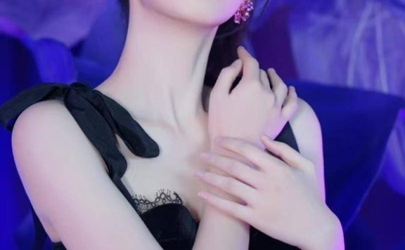 周也:清冷气质搭高马尾,纤腰翘臀与甜酷渐变裙碰撞出时尚火花