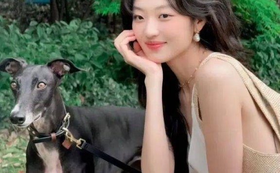 孙千白色吊带抹胸长裙,举手投足气质江湖,天生衣架子又美又飒!