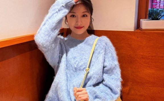 一张初恋脸的李兰迪着装风格更是会拿捏浅淡色系,整个人都甜美可人!