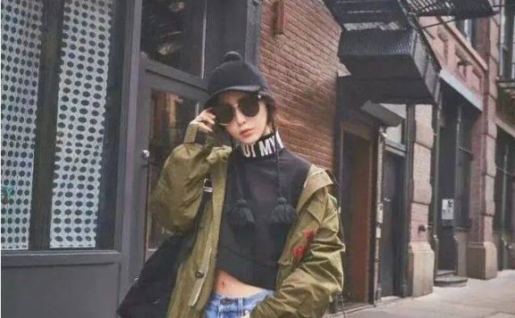 43岁范冰冰现身国外街头,露腰上衣搭牛仔裤,换了风格太有魅力!