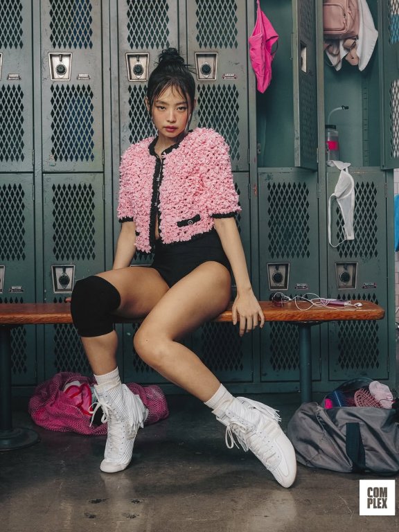 Jennie最新杂志炸街造型解析:普通人怎样穿出甜辣混搭美学?