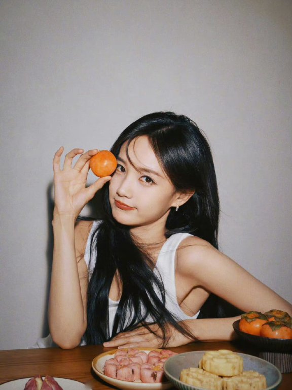 李一桐4月最新美照,眼弯弯嘴角也弯弯笑起来太美了