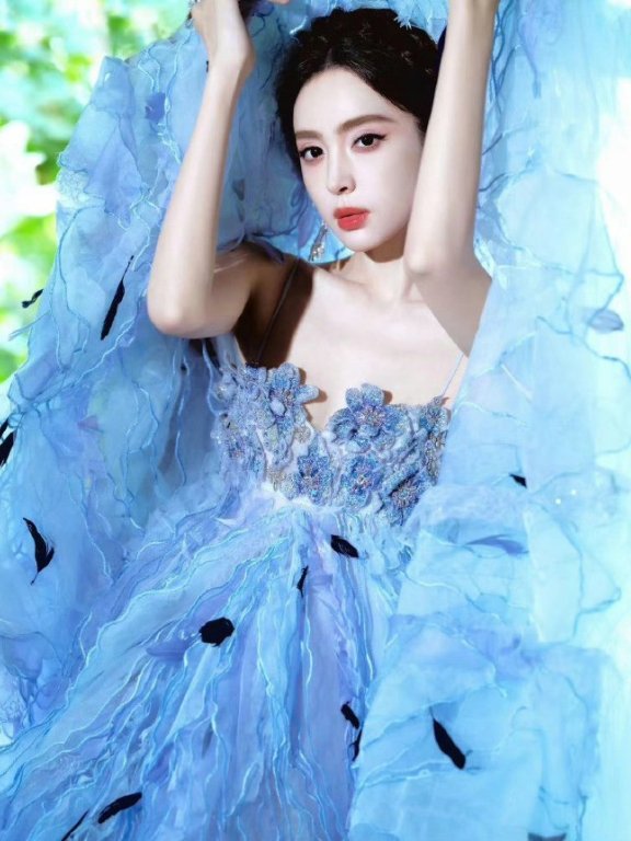 古力娜扎蓝纱魅影 抹胸长裙性感撩人