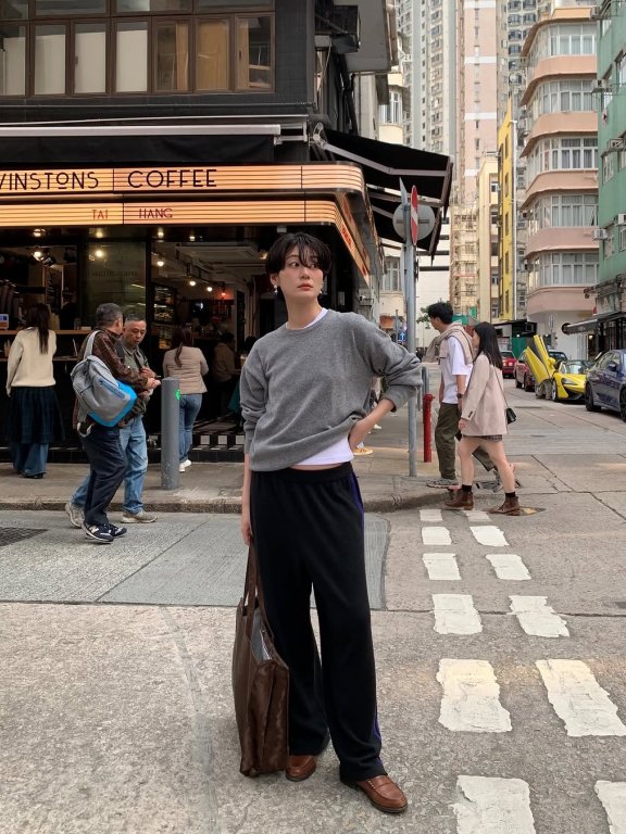 解锁”无性别少年感”美学密码:从发丝叛逆到衣橱革命的完整叛逆指南