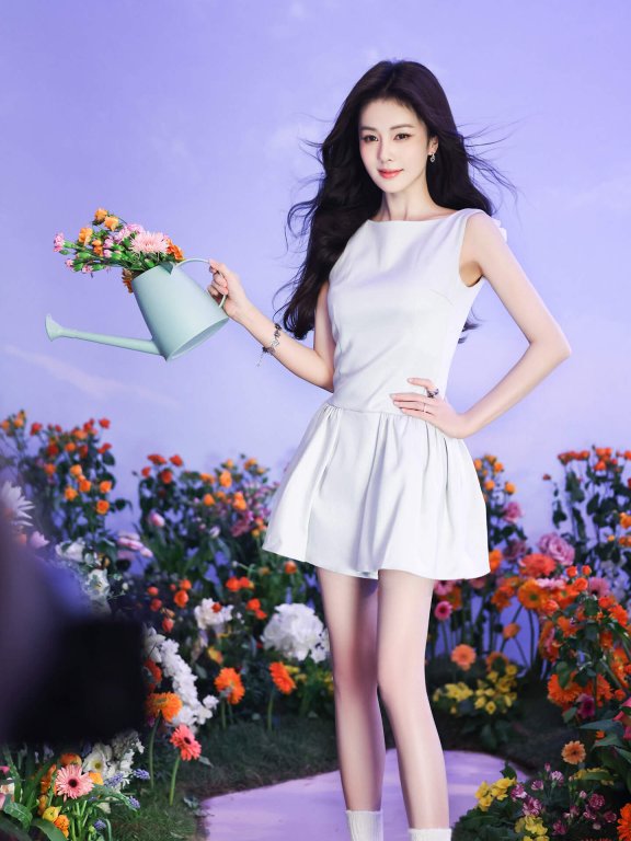 元气绽放,“洞”藏无限活力💐,和白鹿一起漫步美好时光!