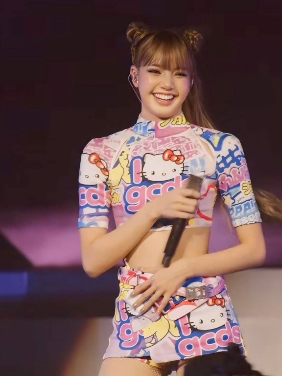 Coachella时尚教科书:Lisa铁刘海解锁新姿势!解析顶流女王的13套风暴穿搭秘籍