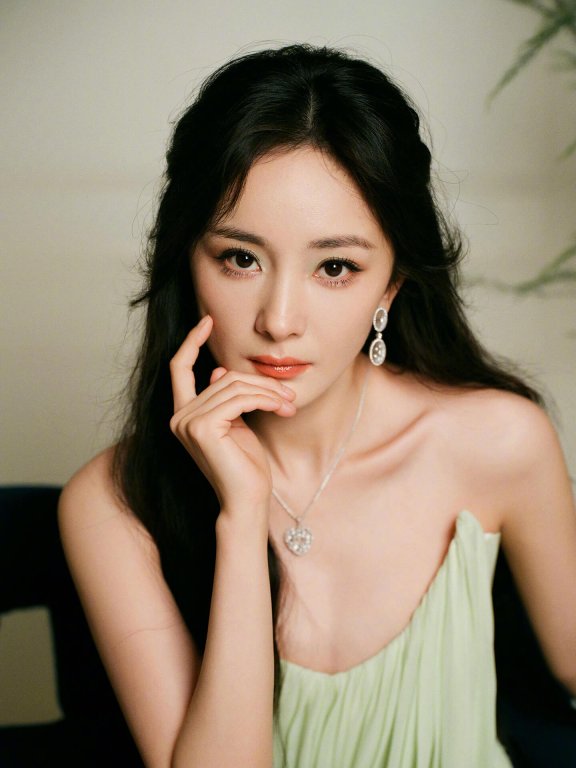 杨幂的性感绿色长裙穿搭,唯美动人