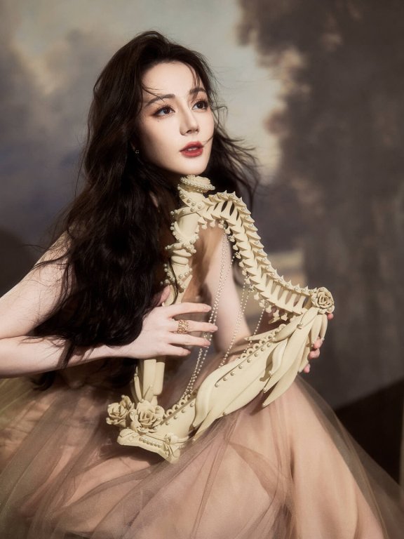 迪丽热巴金色长裙+波浪长发,打破常规的随性美