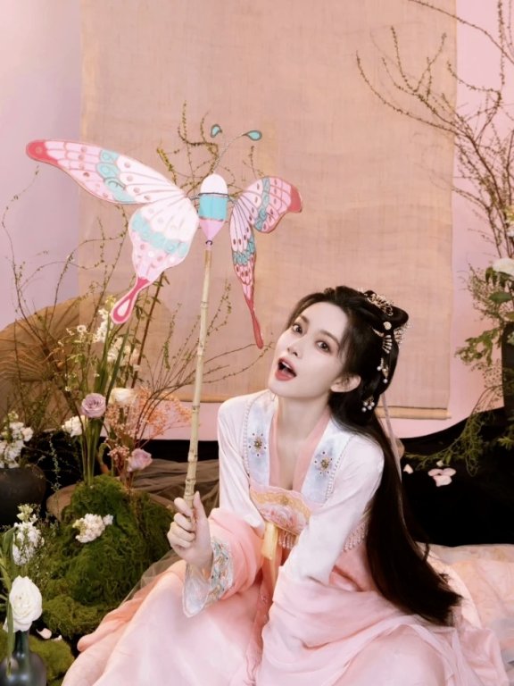 孟子义最新古风活动造型曝光,长衣古装美出新高度,被赞如穿越美少女!