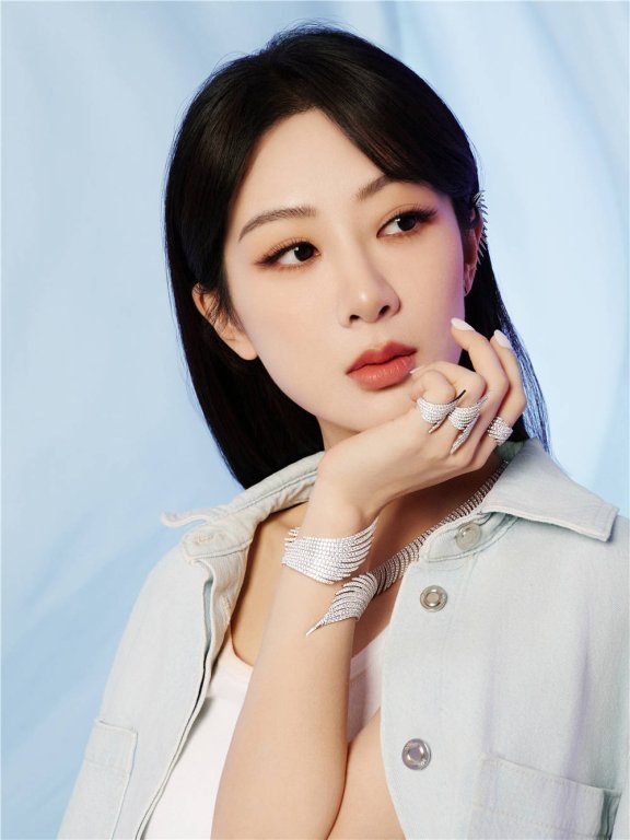 杨紫、周翊然演绎APM春季新品PRINTEMPS系列