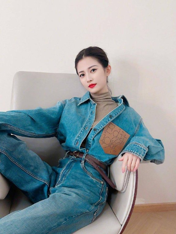 陈钰琪长腿吸睛!牛仔套装酷帅出圈,利落剪裁诠释休闲酷感风