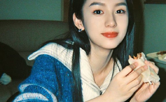 周也清秀的面容加上清新的穿搭,真是太完美