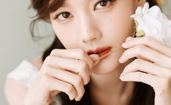 李一桐清甜小白花造型尽显清纯美 犹如温柔阳光穿透薄雾