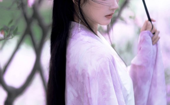 刘些宁花海古装美拍 越来越美了