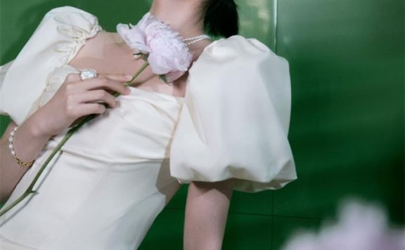 方领泡泡袖杀疯了！乔欣这套贵气穿搭普通人照抄能有多绝？