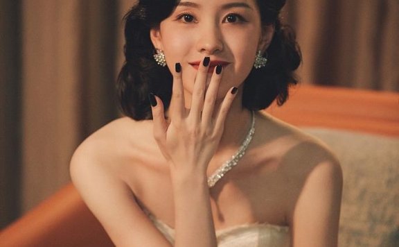 陈都灵复古白裙惊艳出圈：普通人如何复刻老电影名伶穿搭法则