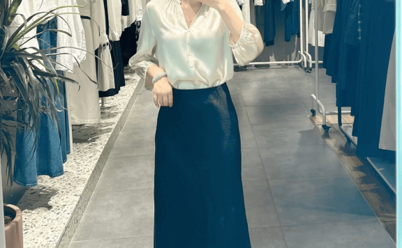 2025夏天流行“衬衫+半身裙”,30-50岁女性穿起来优雅时尚一步到位