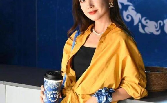 从邻家少女到时尚 ICON !王冰冰牛仔配黄衫秀出修长线条