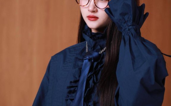 关晓彤深蓝衬衫配格纹包,学院风拉满似重返校园