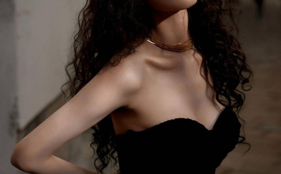 纤腰邂逅酷感皮革!王紫璇街头演绎极致优雅与摩登风尚