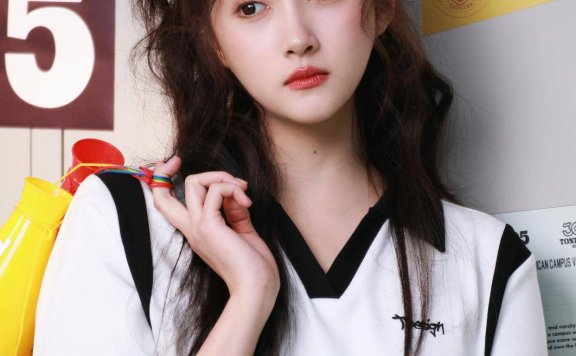 关晓彤校园风穿搭绝了!白T配配牛仔,青春感爆棚美回学生时代